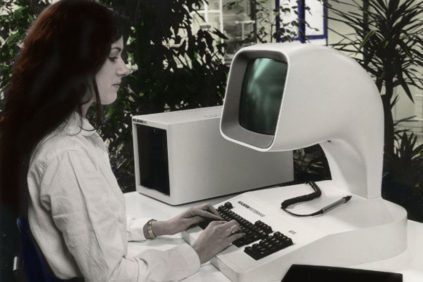 Gli antenati: ll computer Holborn 9100 (1981)， l 'alieno venuto dal future