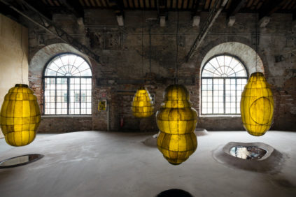 Anicka Yi，生物化机器(触手的麻烦)，2019年威尼斯艺术双年展展出