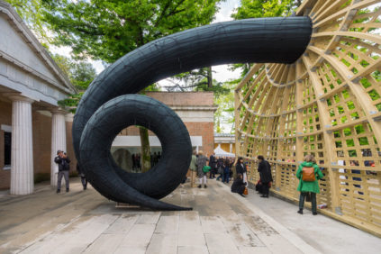 马丁·普伊尔，《吞噬的太阳(怪物与蜗壳)》，2019年，美国馆，2019年威尼斯艺术双年展展出