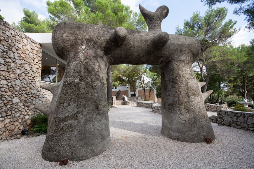 Fondation-Maeght-Saint-Paul-de-Vence-Joan-Miro-Labyrinth-sculpture