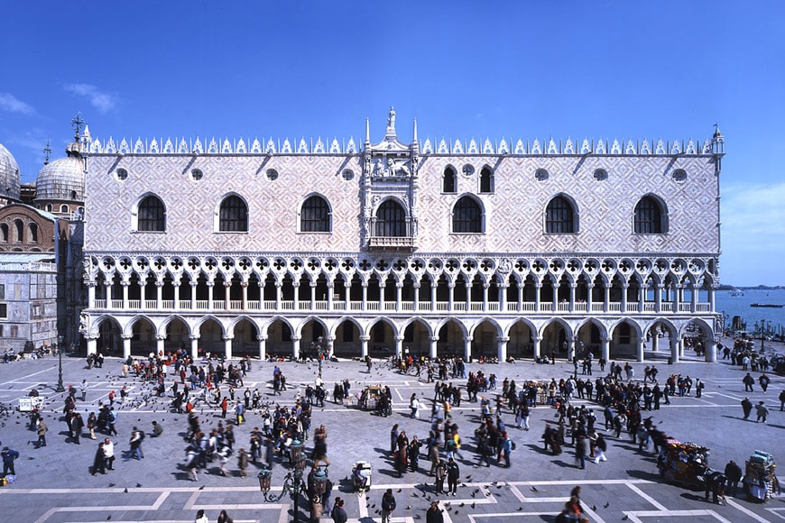 威尼斯总督府位于圣马可广场的西立面
