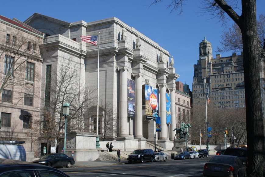 纽约美国自然历史博物馆位于中央公园西侧的蓝色立面