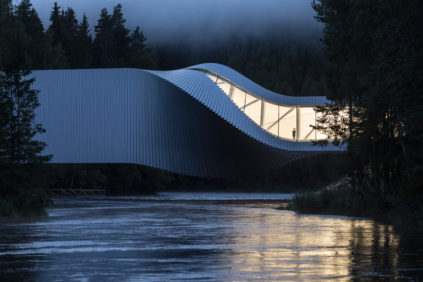Bjarke Ingel在挪威基斯特福斯设计的“扭曲”桥博物馆