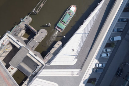 Ad Amburgo la nuova Niederhafen River Promenade di Zaha Hadid Architects