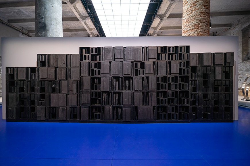 路易丝·内维尔森，《向宇宙致敬》(1968)，2022年威尼斯艺术双年展，未展出